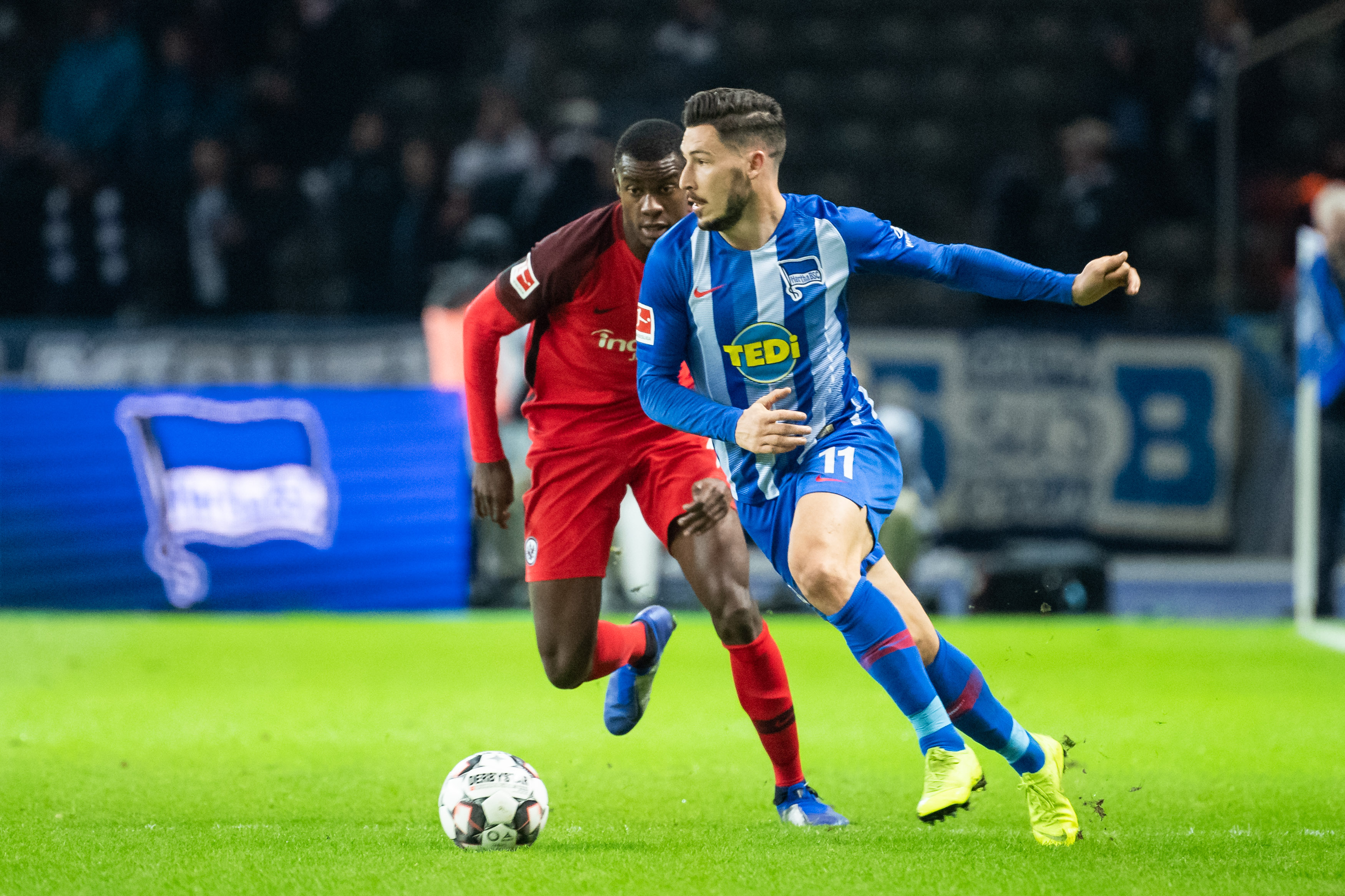 F1世界冠军现身2025阿布扎比大奖赛（F1世界冠军亮相2025年阿布扎比大奖赛）