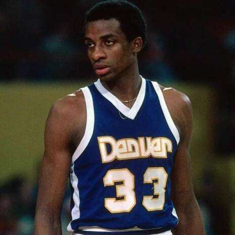 大腿级别，自加盟那不勒斯后麦克托米奈参与进球数意甲中场第1（大腿本色！加盟那不勒斯后，麦克托米奈进球参与数高居意甲中场第一）