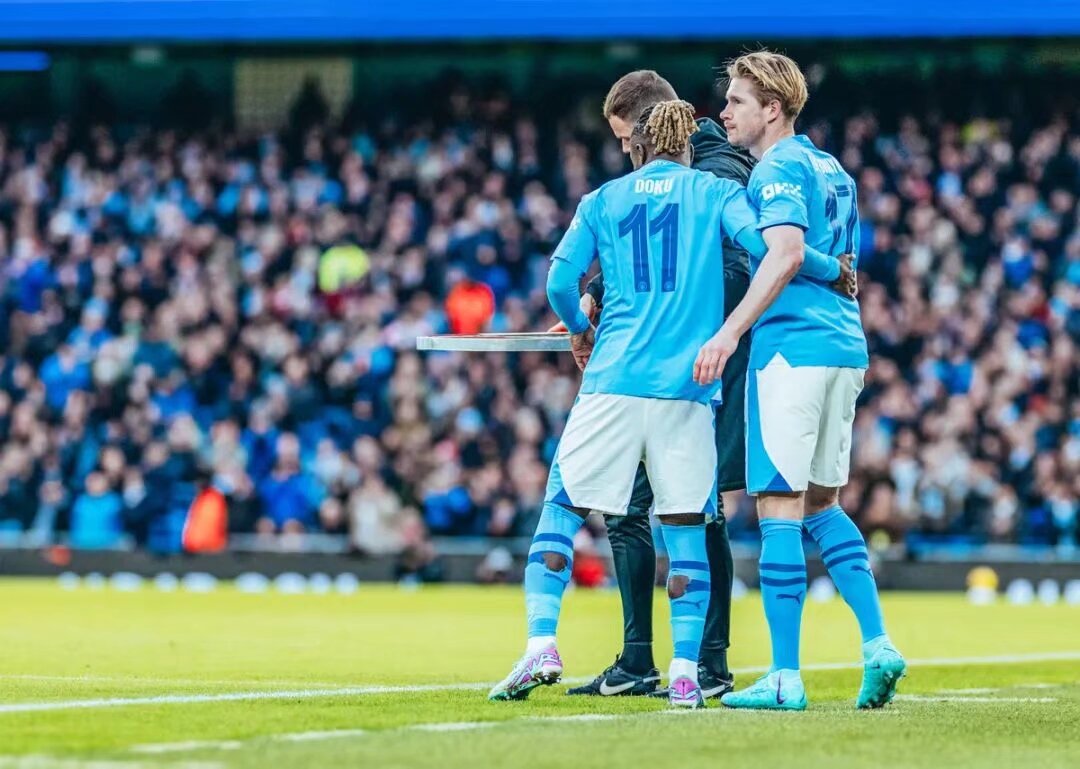 独行侠新太子？赛后众多球迷等待弗拉格签名合影（独行侠未来门面？赛后球迷蜂拥等弗拉格签名合影）