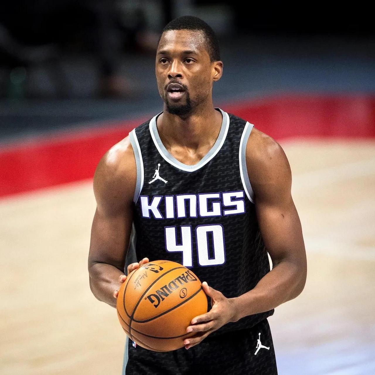 球队攻守转换加速，对手难以适应（攻防转换提速，令对手难以招架）