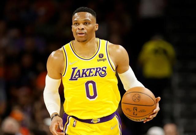 欧文突破防守送出制胜助攻（欧文突破重围奉上致胜助攻）